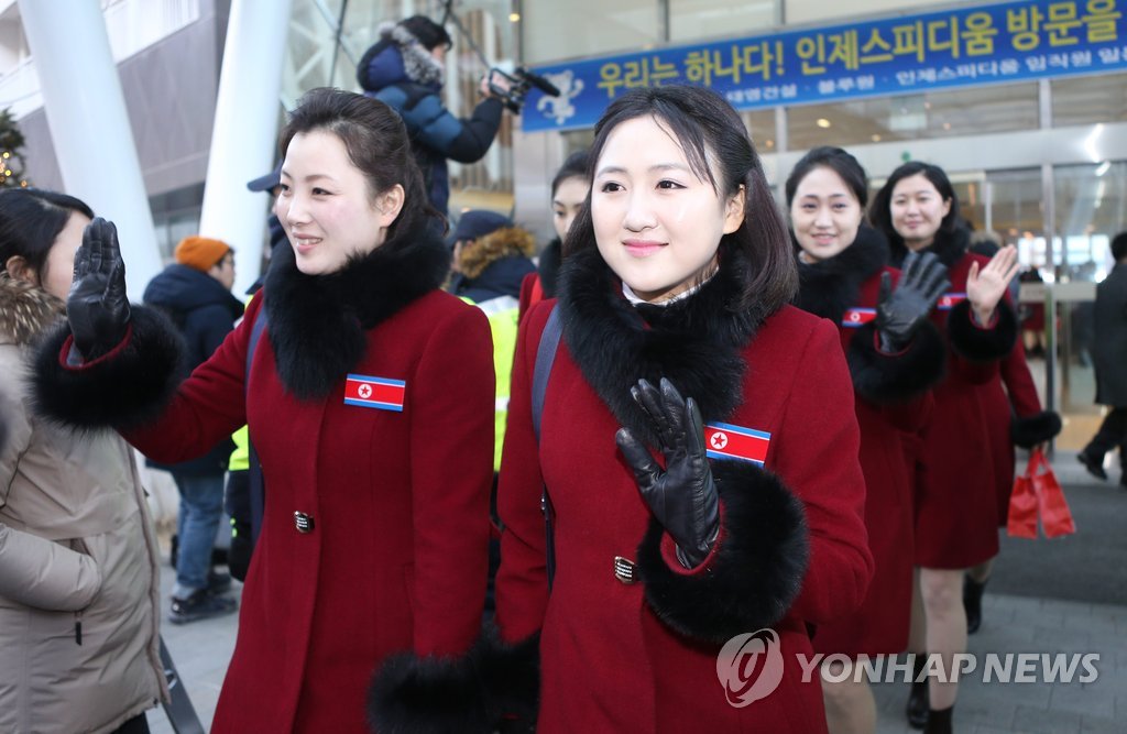 손 흔드는 북한응원단