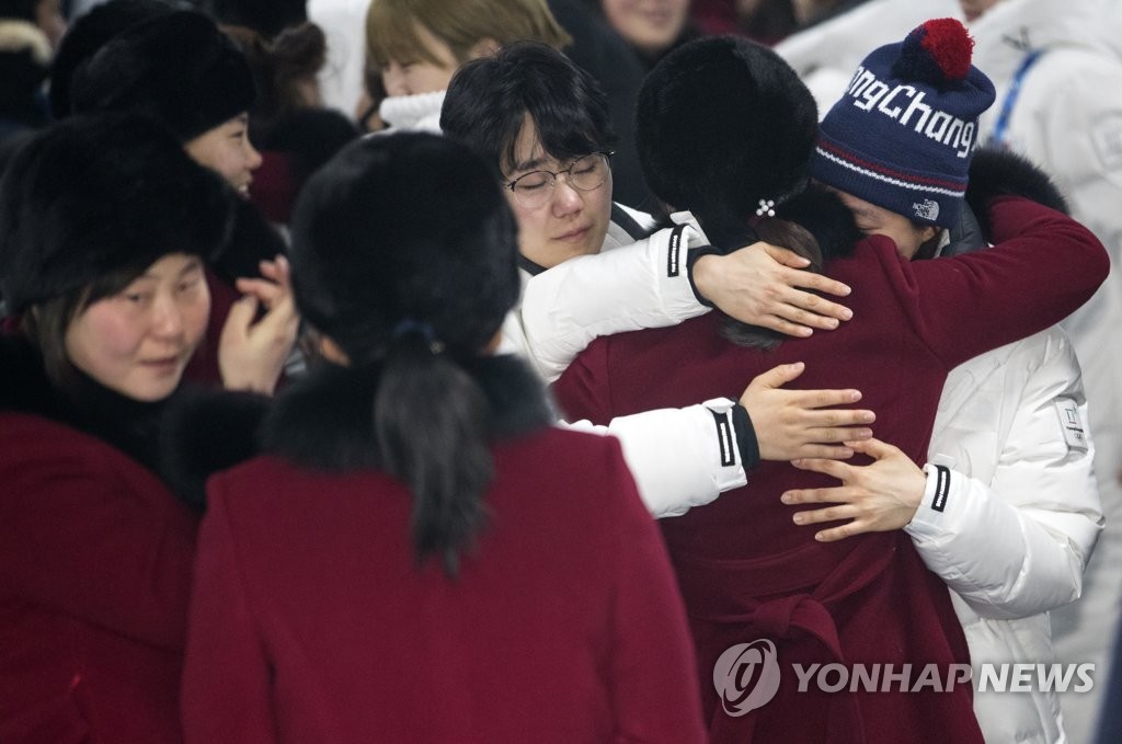 [올림픽] 작별인사하는 남북 여자 하키팀