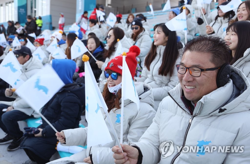 朝鮮半島旗で南北選手を応援
