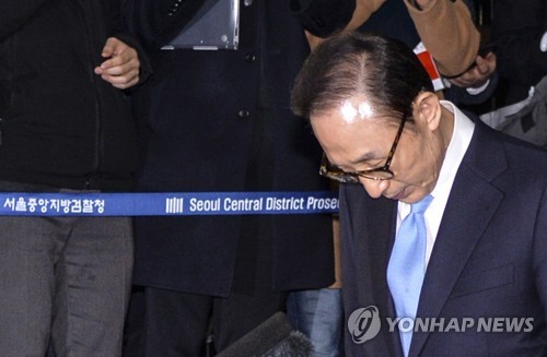 이명박 전 대통령, 21시간 피의자 조사 후 귀가