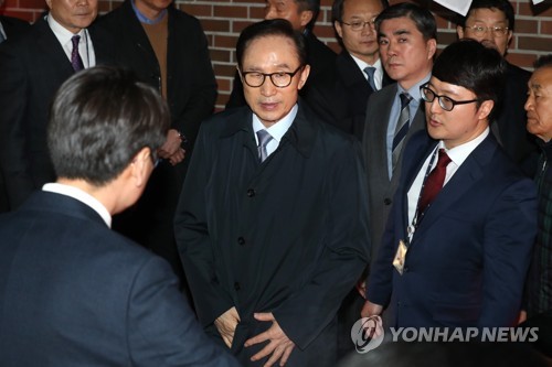 '뇌물·다스 횡령' 이명박 구속…전직 대통령 2명 동시구속 재연(종합3보) - 4