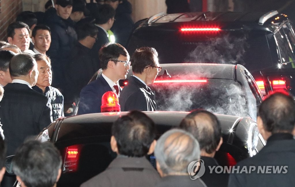 구속영장 집행되는 MB의 뒷모습