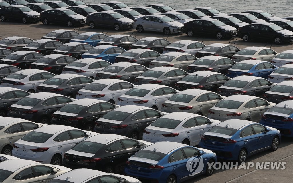 선적 대기 중인 자동차 수출물량