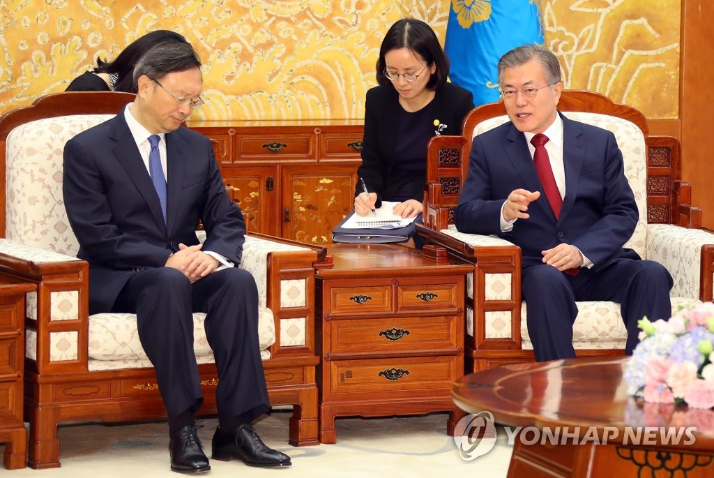 얘기 나누는 문 대통령과 양제츠 특별대표