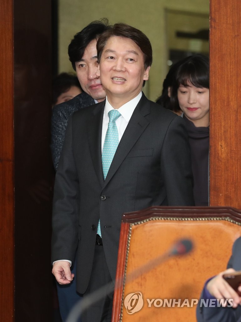 회의장 들어오는 안철수 인재영입위원장