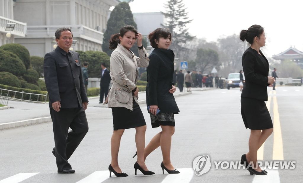 옥류관 앞 평양 시민들