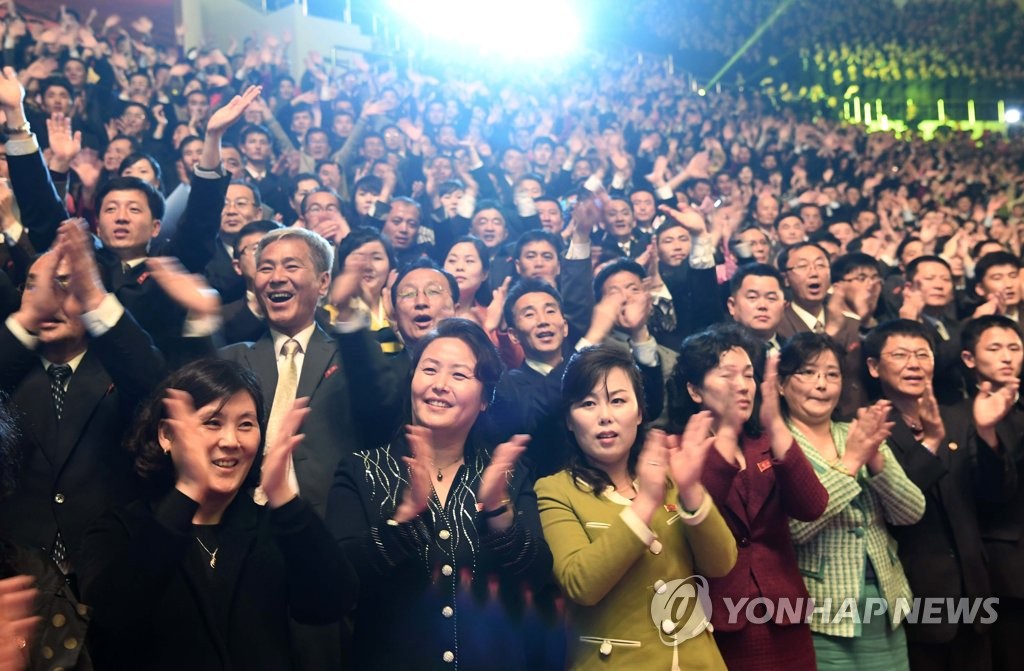 '우리는 하나' 환호하는 북한 관객들