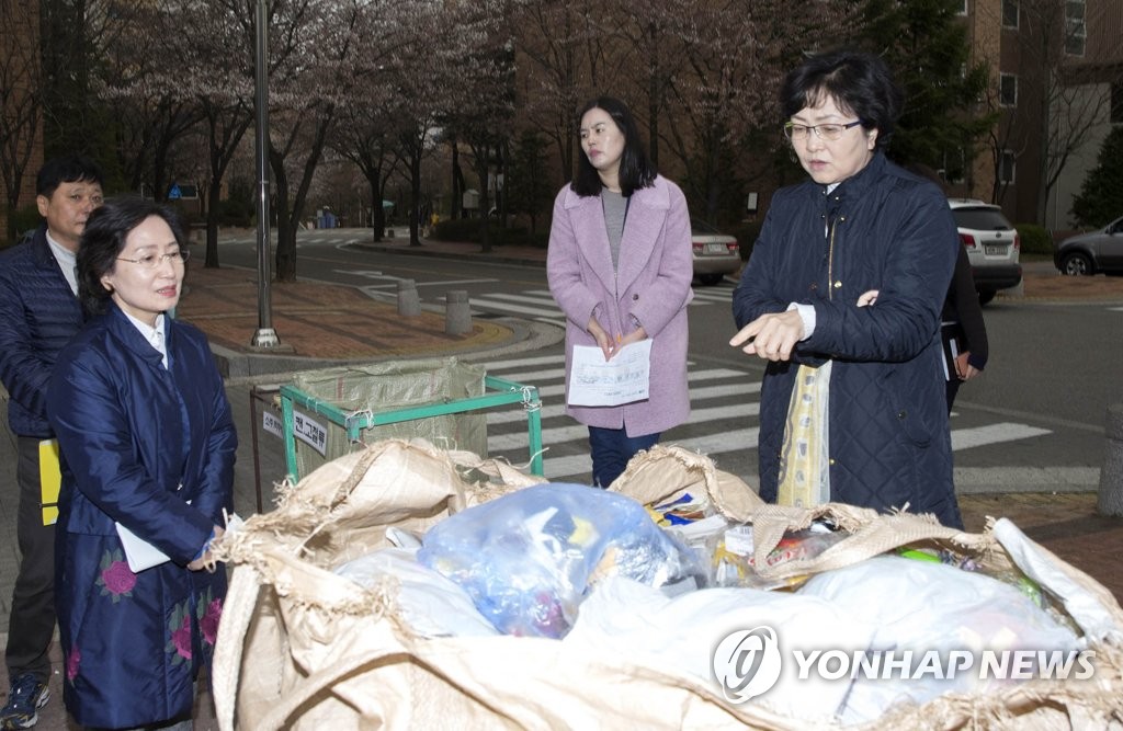 김은경 장관, 폐비닐 등 수거중단 아파트 방문