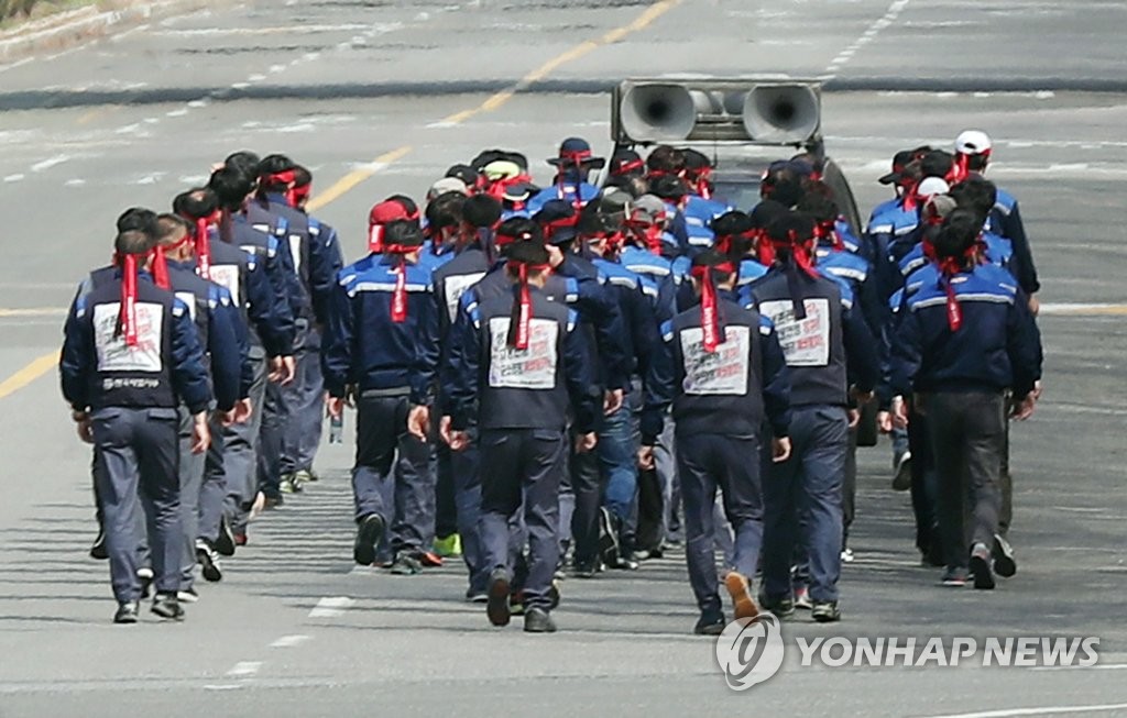 투쟁 머리띠 매고 출근하는 한국GM 근로자들