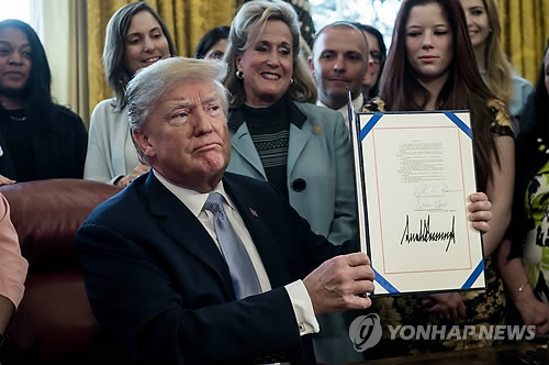 트럼프 대통령, '온라인 성매매와 전쟁법' 서명