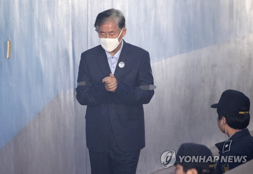 첫 공판 출석하는 최경환
