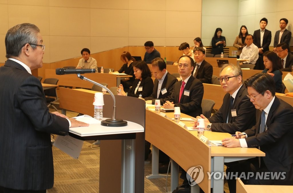개회사 하는 권태신 원장