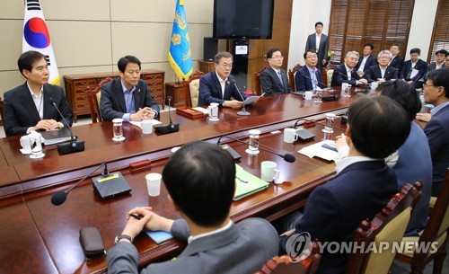 수석ㆍ보좌관회의 발언하는 문 대통령