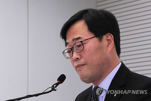 굳은 표정의 김기식