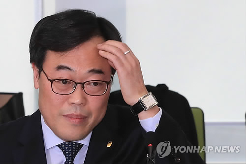 (서울=연합뉴스) 한종찬 기자 = 김기식 금융감독원장이 16일 오후 서울 마포구 저축은행중앙회에서 열린 저축은행 최고경영자 간담회에서 잠시 이마를 만지고 있다. saba@yna.co.kr