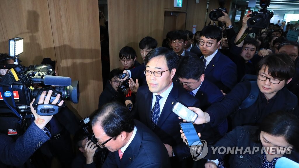 김기식에 쏠린 눈