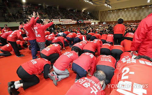 지방선거 열기… 큰절 올리는 한국당 후보들