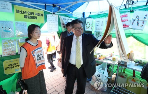 농성장 둘러보는 조영선 인권위 사무총장