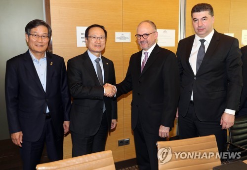 악수하는 홍영표 위원장과 배리 앵글 제너럴모터스 해외사업부문 사장