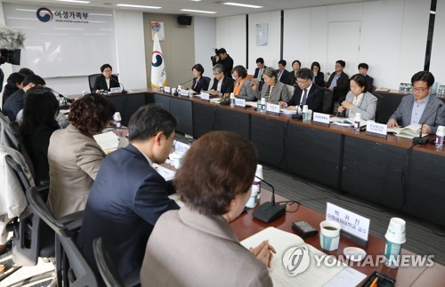 발언하는 여가부 장관