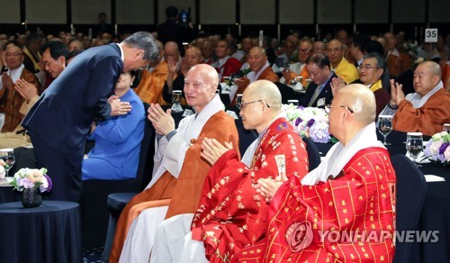 스님들께 인사하는 문 대통령