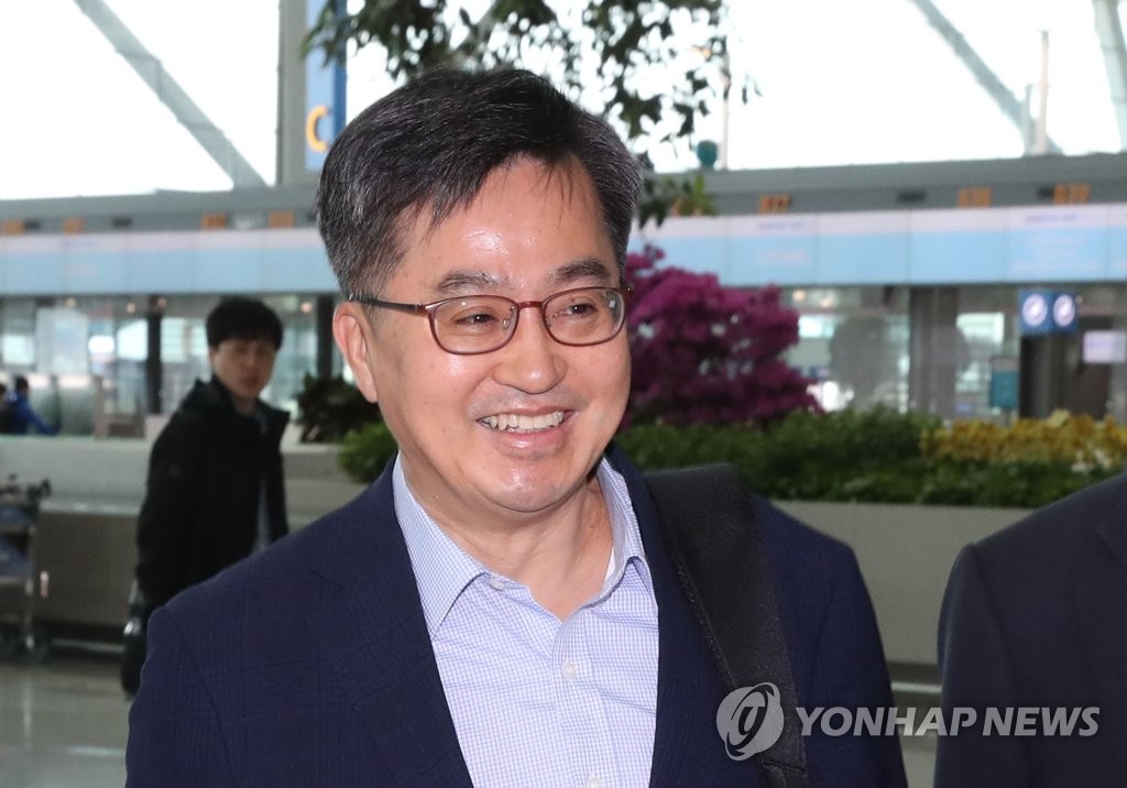 출국하는 김동연 경제부총리