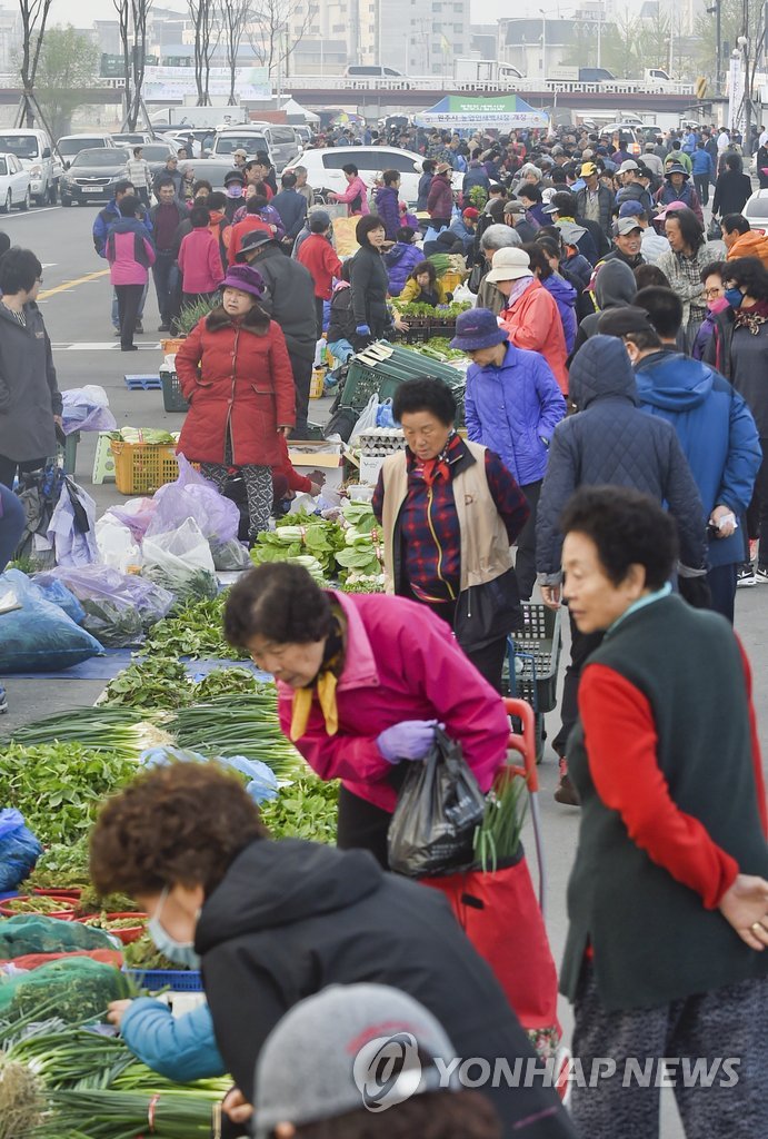 '봄 향기 진동' 전국 최고 농산물 직거래장인 원주 새벽시장이 20일 개장됐다.