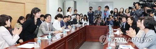 서지현 검사, '여성의원들의 박수 받으며'