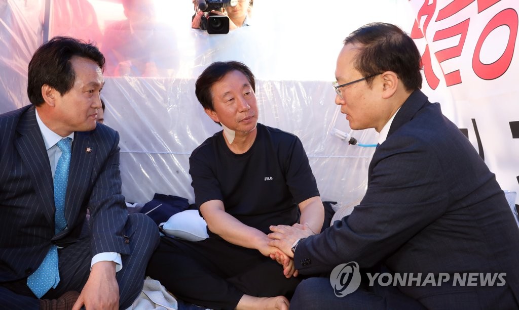 대화하는 홍영표와 김성태