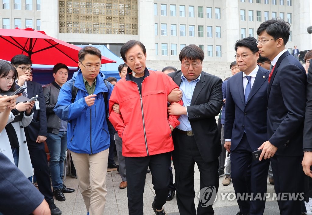 단식농성장 나서는 김성태