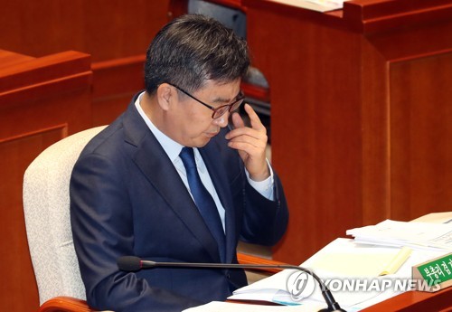 자료 살피는 김동연 부총리