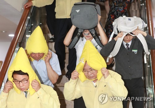 지진 대피 훈련하는 김부겸 장관
