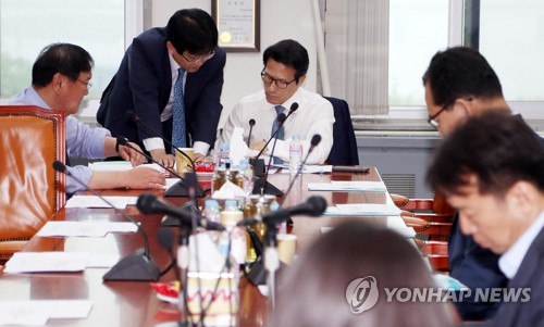 자료 살펴보는 정병국 소위원장