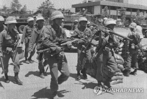 '1980' 기관총 설치하는 계엄군