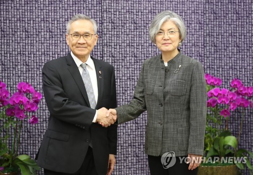 악수하는 한-태 외교 장관