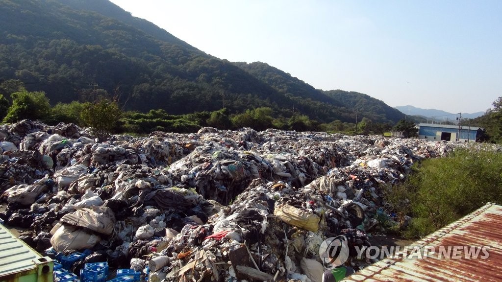 남의 땅에 몰래 폐기물 묻어 수십억원 챙긴 일당 검거