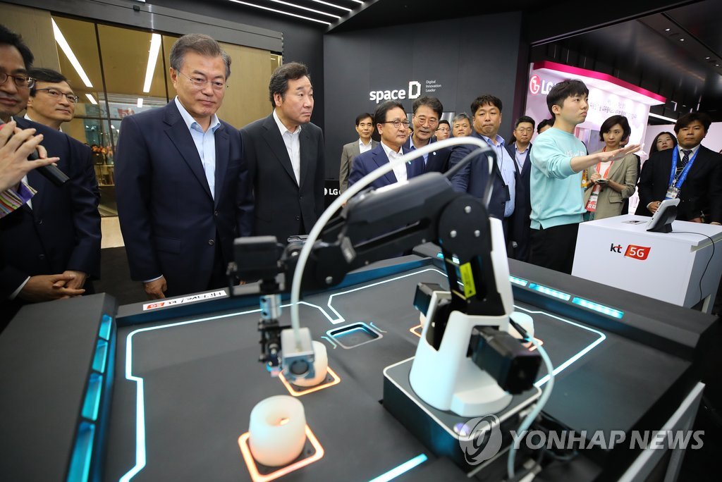 5G와 AI 기술 체험하는 문 대통령
