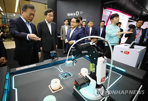 5G 동작인식 시연 지켜보는 문 대통령