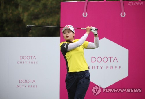 티샷 날리는 최혜진