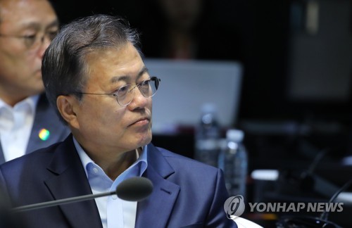 혁신성장 현황보고 듣는 문 대통령