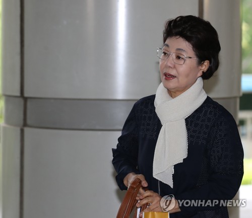 항소심 선고 출석하는 박근령