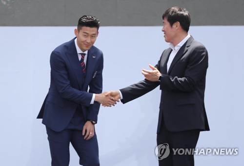 '차붐' 차범근(오른쪽)과 악수하는 손흥민
