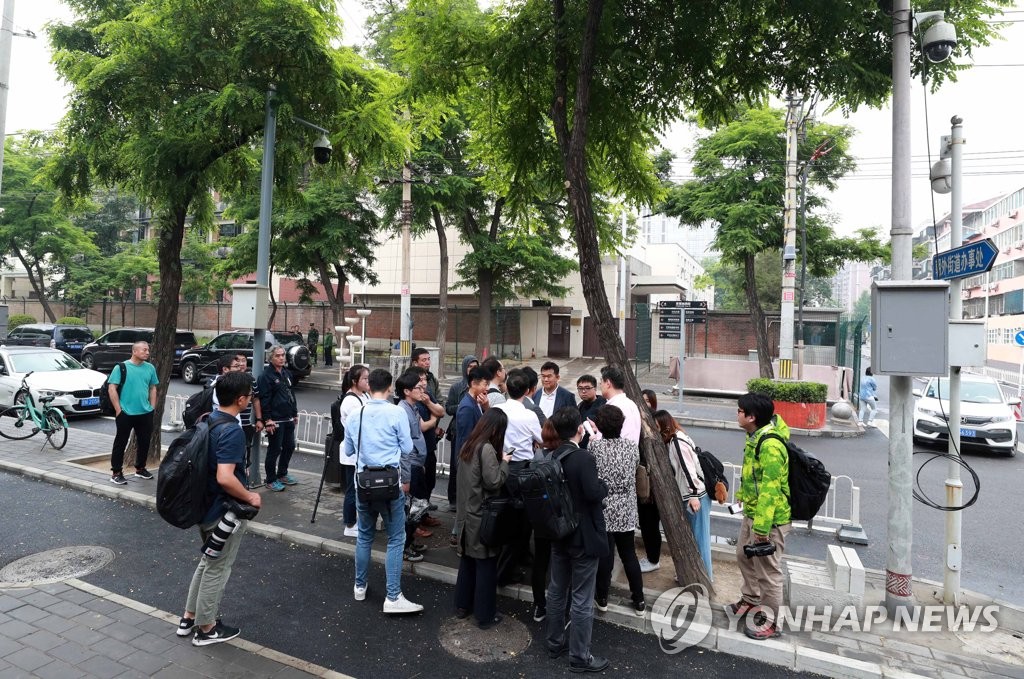 주중북한대사관 앞에 모인 취재진