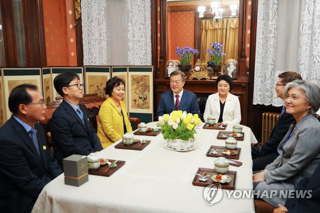 대한제국 공관원 후손들과 환담하는 문 대통령