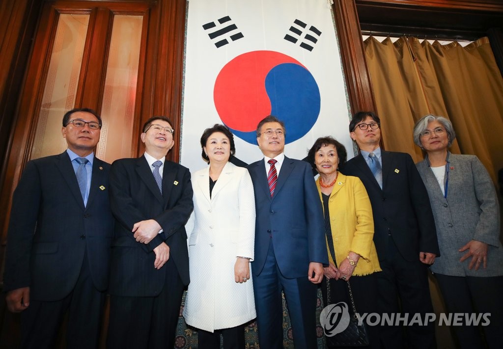 문재인 대통령, 대한제국 공관원 후손들과 사진촬영