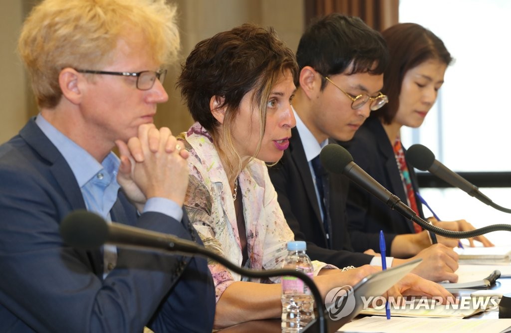 기자회견 하는 레일라니 파르하 UN 주거 전문가