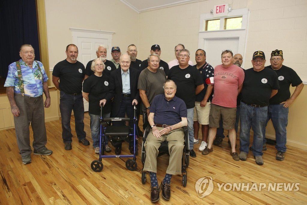 아버지 부시 '저혈압·피로' 20여 일 만에 병원행