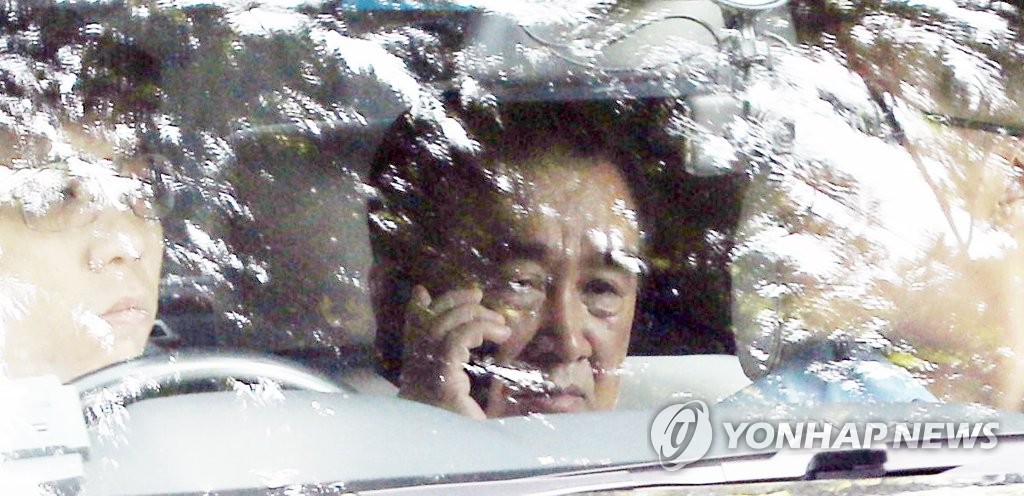 2018년 6월 8일 김창선 북한 국무위원회 부장이 싱가포르 카펠라 호텔에서 나오며 누군가와 통화하고 있다. [연합뉴스자료사진]