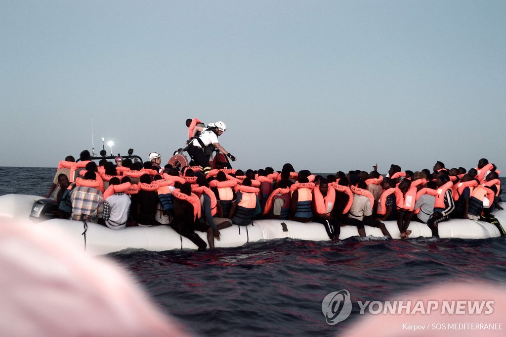 이탈리아 입항이 거부된 지중해에서 구조된 난민들 [AFP=연합뉴스 자료사진]