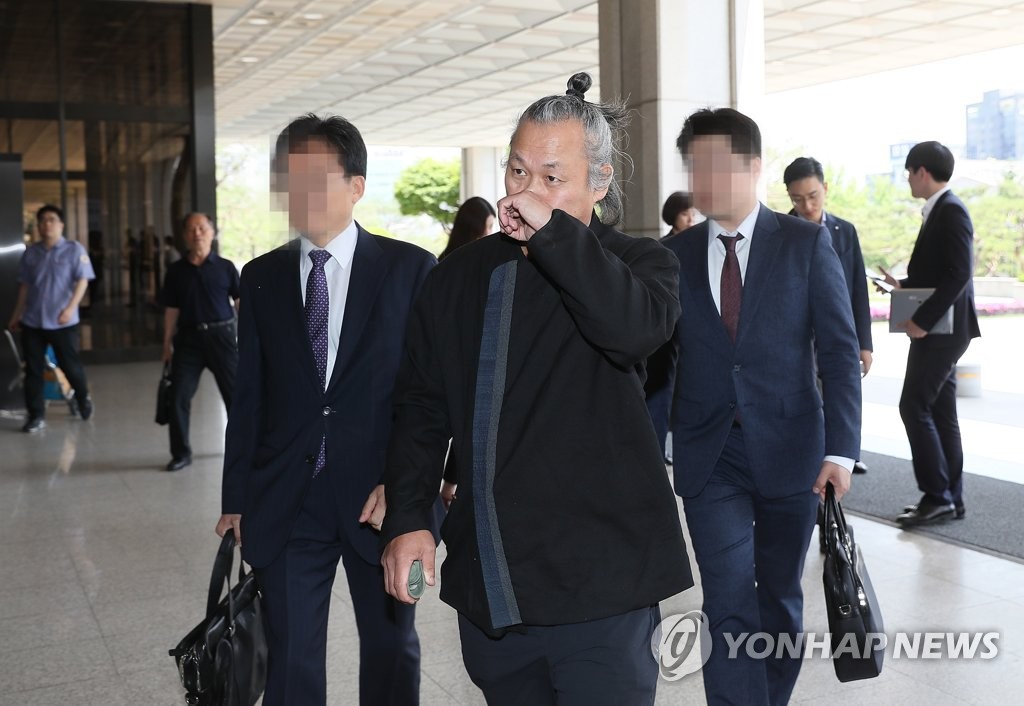 서울중앙지검 들어서는 김기덕 감독